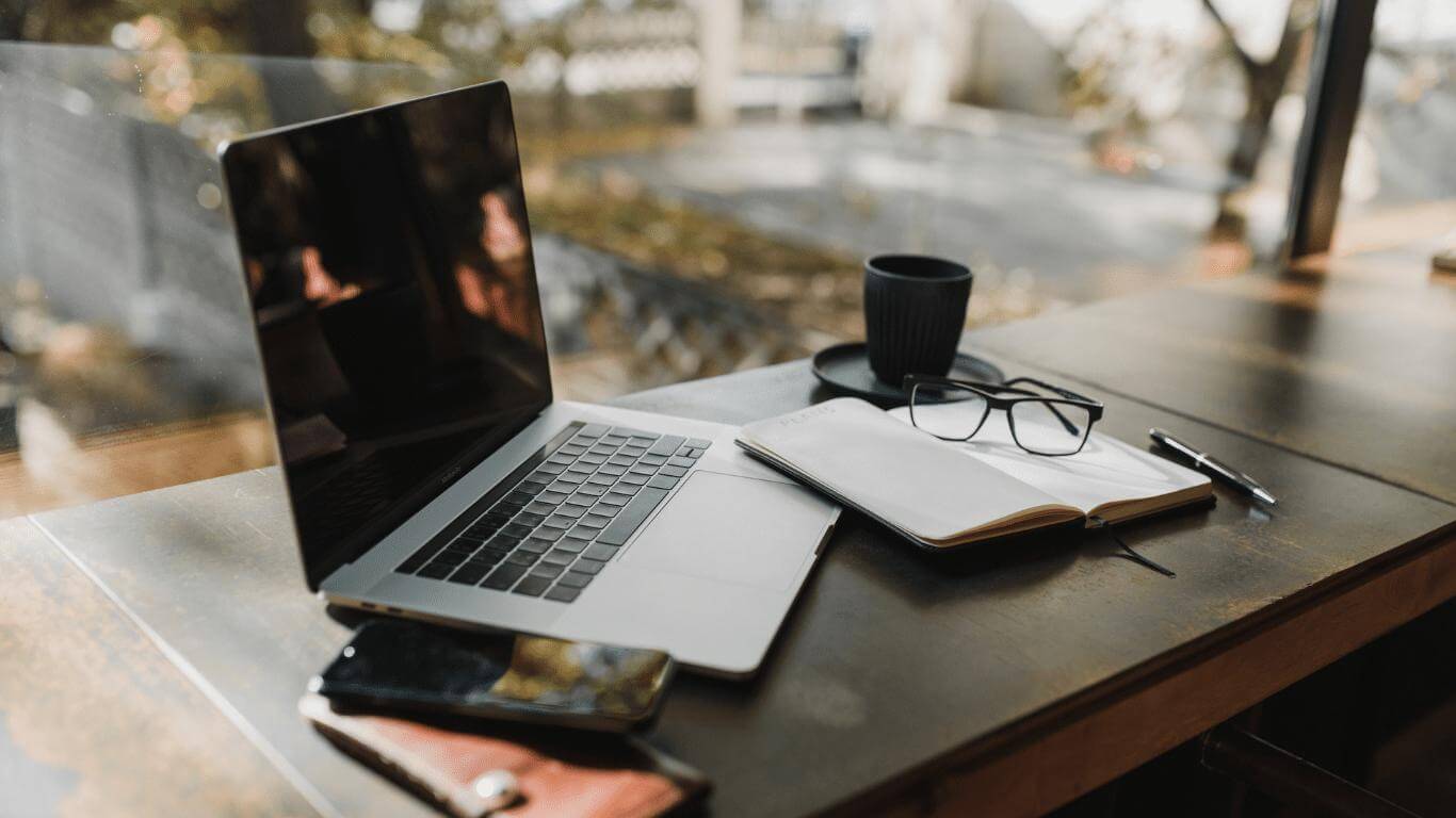 graphiste web designer avec un ordinateur posé sur le bureau